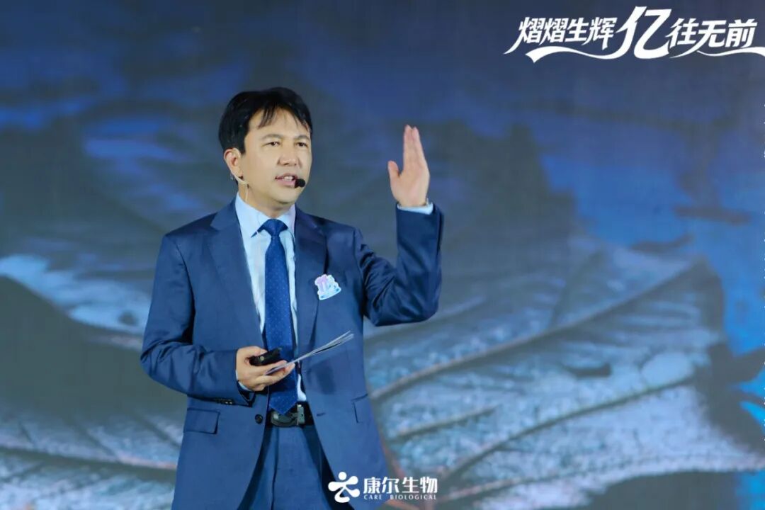董事长分享带手势3.jpg